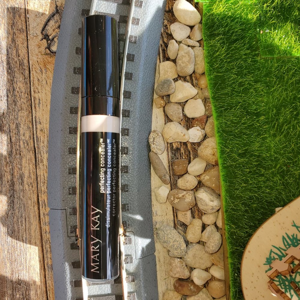DISCONTINUED - Light Ivory - Mary Kay Perfecting Concealer